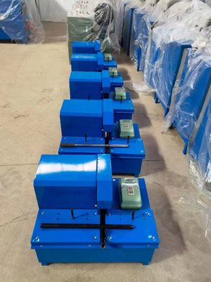 Η λαστιχένια τέμνουσα μηχανή 651mm σωλήνων μανικών στρώματος χέρι τεμνουσών μηχανών σωλήνων σιλικόνης λειτουργεί