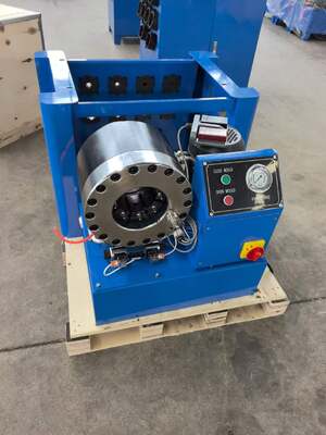 Εύρος πτύχωσης 2 ιντσών Έως 51 mm Μπλε χρώμα 220V/240V/380V/415V Τάση μηχανής σύσφιξης σωλήνων με σύστημα ελέγχου κάτω μέρος με εργαλείο γρήγορης αλλαγής καλουπιού και ράφι και 10 εναλλάξιμες μήτρες