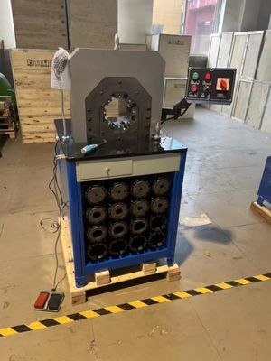 Συστημική πίεση 31.5MPa και Super Thin AC Hose Crimping Machine Με 1500T Crimping Force